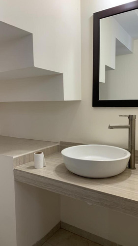 Casa En Renta En Circuito Privado En Fracc. Monterreal, Santa Barbara, Villa De Pozos