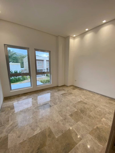 Imagen 4 de 15 de Yosmar & Fernando Venden Town House En Cumbres De Guataparo. Foth-