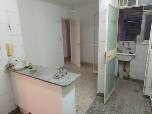 Departamento 3 Ambiente (con Dependencia Modificado A Cocina Comedor )amplio,al Frente , Excelente Ubicacion, A Mts De Corrientes Y Hospital Italiano, Dueño Directo