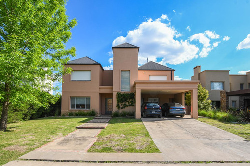 Casa De 4 Dormitorios En Venta Con Piscina En Barrio Cerrado Aldea Fisherton