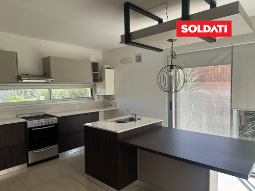 Venta 3 Cuartos Y Escritorio. Pileta, Parrilla, Piscina.