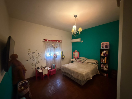 Casa En Reciclado Con Múltiples Ambientes Y Potencial En Ramos Mejía A La Venta