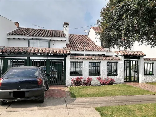 Casa En Venta En Alhambra. Cod V15001