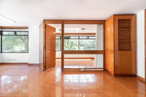 Oficina En Arriendo/venta En El Chicó. Cod V6701