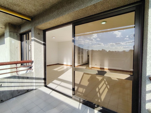 Se Alquila Amplio Y Cómodo Apartamento Con Excelente Ubicación En Urb. La Carlota. (13a)