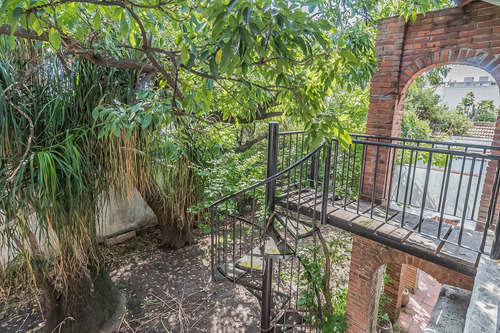 Casa · En Venta · 2 Plantas, 6 Ambientes · Con Amplio Terreno A Refeccionar · Castelar