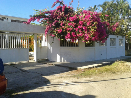 Rio Chico, Urb. Mercedes De Paparo Quinta Playera 2 Niveles. 5 Hab, 6 Baños,piscina,caney Parrillero.cercado Con Muros A Mts De La Playa Y Canal