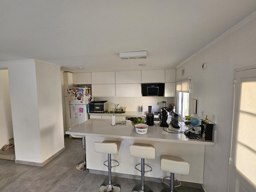 Impecable Triplex Con Jardin En Barrio Cerrado