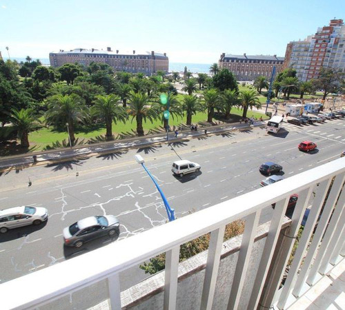 Alquiler Temporario . Departamento · 3 Ambientes C/ Dep · Vista A Plaza Colon Y El Mar