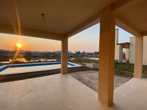 Imagen 13 de 16 de Casa En Venta A La Laguna Canton Norte A Estrenar