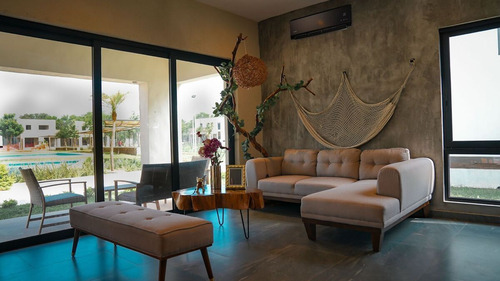 Casa En Venta En Los Lirios En Montemorelos