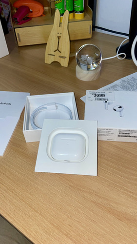 Apple AirPods 3ra Generación Con Caja De Carga Blanco (Usado)
