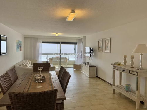 Apartamento En Venta De 3 Dormitorios En  Playa Mansa.