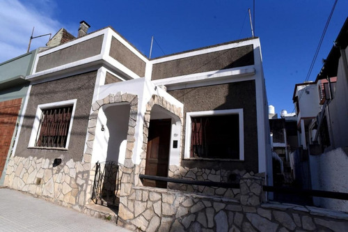 Lote Terreno Con 2 Propiedades De 4 Ambientes Y 2 Ambientes (apto Credito )