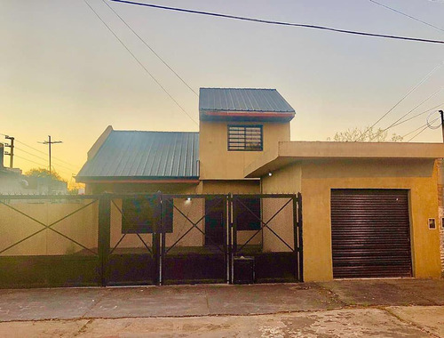 Casa En Venta - 3 Dormitorios 3 Baños - 190mts2 - Berazategui