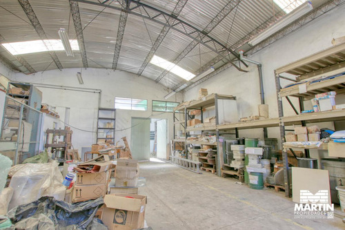 Galpón De 500m2 Con Tres Oficinas Y Vestuarios - Olivos