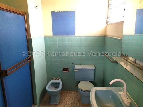 Imagen 24 de 30 de Casas En Venta Zona Centro - Este De Barquisimeto Cod # 23-12140 Centrica Y Con Potencial Comercial. Asesor Inmobiliario Katty Vasquez 412-1498654. Pide Tu Cita! Excelente Oportunidad De Negocio!!....
