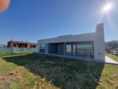 Casa A La Venta En San Felipe De Canning!!! 3 Dormitorios!! Vista Al Pulmon!! Oportunidad!!