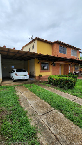 Se Vende Townhouse En Chalets De La Laguna, Tipuro