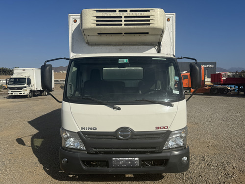 2017 Camión Hino Xzu 6.5 Con Furgón Frigorífico De Congelado