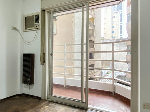 Departamento En El Centro En Venta De 1 Dormitorio Con Balcón Desocupado