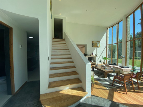 Casa En Venta En Parcela Chicureo Central 5d Más Serv.