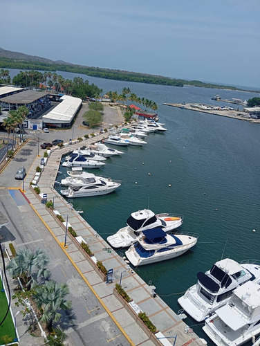 Club Bahía Con Puesto Y Lancha De 22.5 Pies