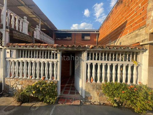 Comoda Casa De Dos Niveles En Venta Urbanismo Cerrado Con Terraza Todos Los Servicios Av Ppal Santa Ines La Morita Estef 24-19455