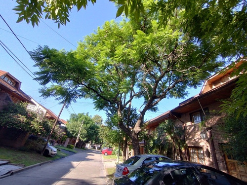 Única Casa Interna En Venta, De 3 Plantas En Barrio Cerrado San Leonardo Villa Bosch. Construcción De Calidad.