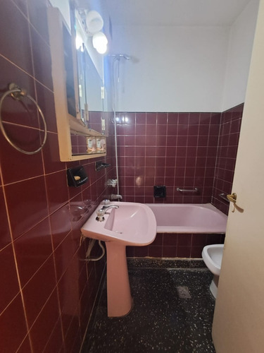 Tipo Casa 4 Amb Al Frente En Planta Baja Con Patio * A Mts De Avenidas*
