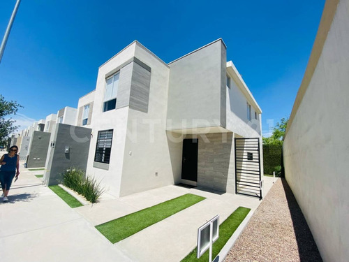 Pre Venta De Casa En Area De Cumbres En Fraccionamiento Privado