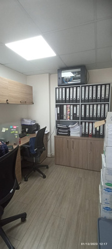 Oficina De 84 Mtrs2 4 Privado Sala De Reunion 4 Baño 3 Est.
