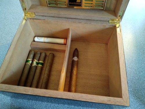 Imagen 7 de 10 de Humidor De Cedro Hecho A Mano Con Tapa Decorada 150 Habanos