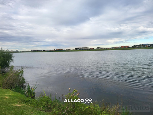 Lote Al Lago Central  En El Barrio La Isla De 2600 M2