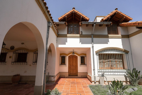 Casa De 5 Dormitorios En Venta - Bella Vista