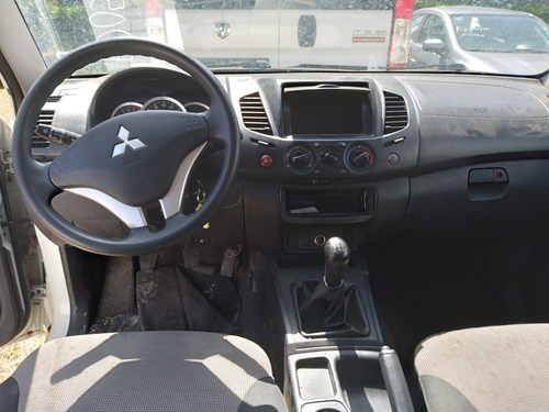Imagen 10 de 11 de Mitsubishi L200 2015 2.4 Cabina Doble 4x2 Mt