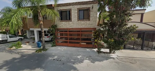 Casa De Dos Niveles Con Amplia Cochera