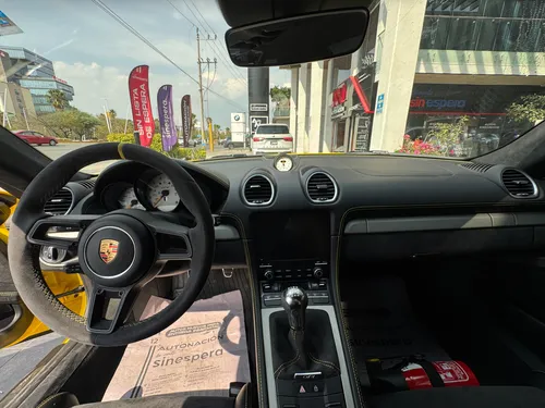 Porsche Gt4 Amarillo 2020