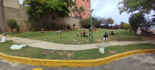 Apartamento En La Guaira De 84m2, 2 Hab, 2 Baños 1 P/e ( Acropolis) Ep