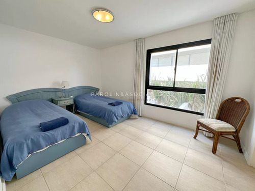 Apartamento En Venta En Primera Linea De Brava De 3 Dormitorios Edificio Arenas Blancas, Punta Del Este.