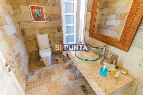 Imagen 13 de 30 de Mansión De Estilo Clásico En Venta En El Corazón De Beverly Hills.