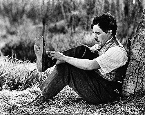 Una Pelicula De Charlie Chaplin Poniendose Un Zapato De Im