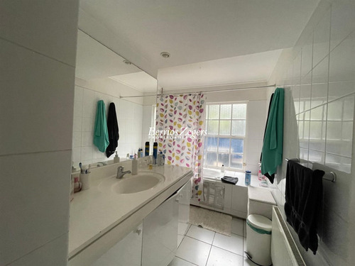 Casa En Venta De 5 Dorm. 4 Baños Más Servicio E Lo Barnechea