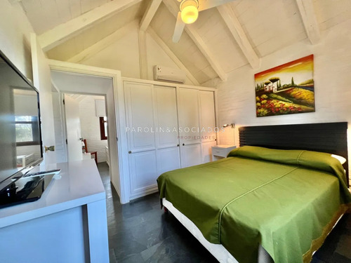 Casa En Venta De 2 Dormitorios En Barrio Privado Parque Pinares, Punta Del Este.