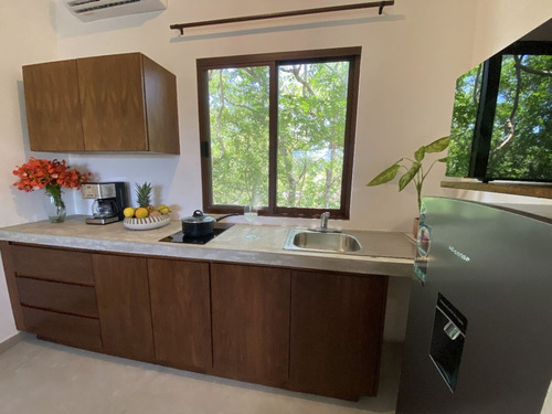 Casa - Hotel En Venta En Tulum, Quintana Roo, Santiago , Con 6 Habitaciones En Excelente Ubicación.