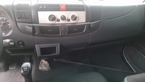 Iveco Tector Modelo 240 E 28 Cabina Lei Baú Ano 2015 Com Ar
