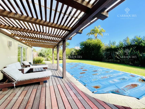 Excelente Casa De 4 Dormitorios, Piscina Climatizada Y Barbacoa En Pinares, Punta Del Este