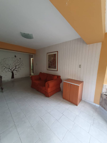 Lorena Inojosa Vende Apartemento En Valles De Camoruco.