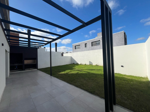Colinas De Manantiales Casa 2 Dormitorios 2 Baños Cochera