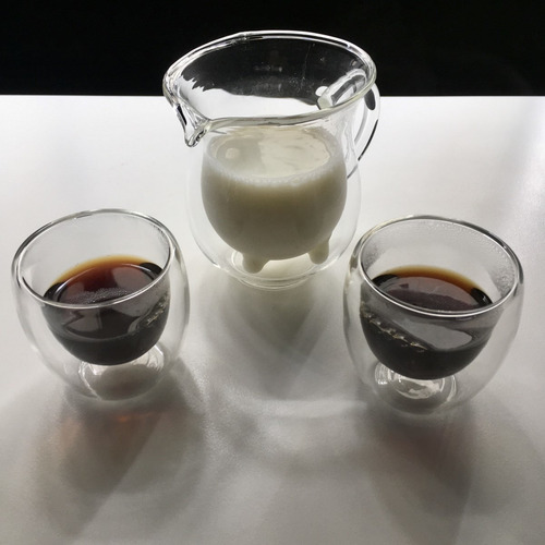 Imagem 7 de 9 de Jogo Caneca Xícara Jarra Vaquinha Com 2 Copos De Vidro